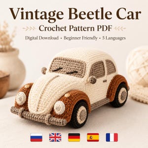 Peut inclure: Un jouet au crochet en forme de voiture coccinelle vintage en fil crème et marron. Le texte indique : Vintage Beetle Car, Crochet Pattern PDF, Digital Download, Beginner Friendly, 5 Languages. Cinq petits drapeaux nationaux sont affichés.