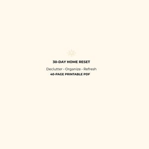 Puede incluir: Un documento digital titulado 30-DAY HOME RESET con el subtítulo Declutter · Organize · Refresh y el texto 40-PAGE PRINTABLE PDF. El diseño presenta un pequeño icono de estrella de color claro centrado sobre el texto negro en un fondo crema.