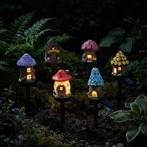 Pode incluir: Um conjunto de seis estacas solares de jardim em forma de casas em miniatura com janelas iluminadas. Cada casa apresenta um design de telhado único, incluindo padrões florais roxos, vermelhos, azuis e amarelos, em estacas de metal preto.