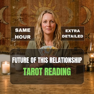 Könnte beinhalten: Eine Person hält drei Tarotkarten und trägt ein grünes Hemd, mit dem Text SAME HOUR, EXTRA DETAILED, FUTURE OF THIS RELATIONSHIP und TAROT READING. Eine brennende Kerze im Glas und eine alte Öllampe stehen auf einem Holztisch.