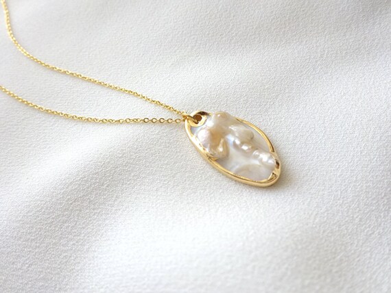 Singular pearl necklace deals