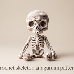 Könnte beinhalten: Eine beige gehäkelte Skelett-Amigurumi-Figur mit einem großen, abgerundeten Schädel, tiefen Augenhöhlen und einem detaillierten Brustkorb. Die Figur sitzt in einer sitzenden Position mit beweglichen Gliedmaßen und dem Text [crochet skeleton amigurumi pattern].