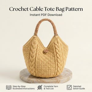 Puede incluir: Un bolso tote de ganchillo amarillo con asa trenzada y cierre de botón de madera central. El bolso presenta un patrón de punto de cable texturizado y un diseño de tejido de cesta. Texto: Crochet Cable Tote Bag Pattern, Instant PDF Download.