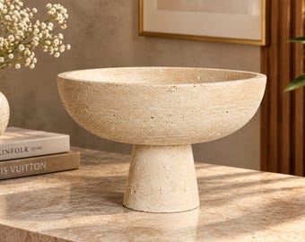 Obstschale aus Travertin auf Sockel, Obstschale aus Naturstein, handgefertigtes Tischaccessoire, luxuriöse Obstschale, moderne Tischdekoration