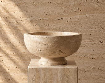 Dekorative Schale aus natürlichem Travertin | Handgeschnitzte, beige Steinschale auf Sockel | Moderne Japandi-Mittelstückschale