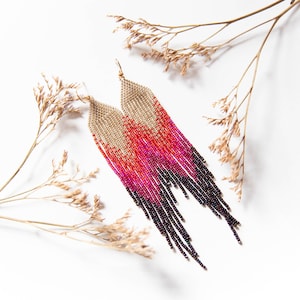 goud rood warm roze magenta lange kralen oorbellen, Levendige kleuren oorbellen, Boho cadeau, zaad kralen oorbellen, franje kralen oorbellen,