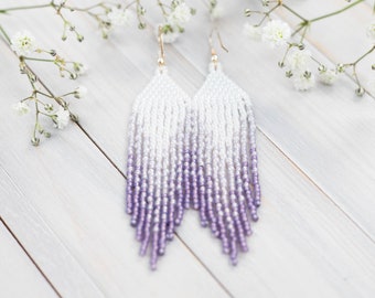 wit en lavendel, kleine boho oorbellen, bungelende oorbellen, zaadkralen oorbellen, cadeau voor haar, franje kralen oorbellen, ombre oorbellen