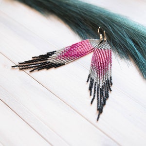 grijs, aardbei, fuchsia, zwart, lange kralen oorbellen, veer kralen oorbellen, bungelende oorbellen, Fringe oorbellen, sieraden cadeau