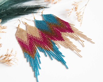 Pendientes largos de cobre azul magenta dorado, pendientes de cuentas de plumas, pendientes de colores vivos, pendientes de cuentas de semillas, estilo boho