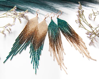 Pendientes largos de cuentas de oro y verde esmeralda, pendientes de cuentas de plumas, pendientes de colores terrosos, pendientes de flecos, regalo de joyería