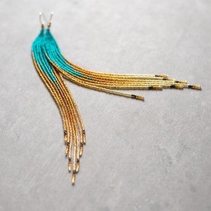 Teal en gouden lange kralen oorbellen, Extra lange gradiënt kralen oorbellen, Schouder stofdoek franje kralen oorbellen