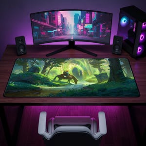 Peut inclure: Un tapis de bureau rectangulaire présentant une illustration imprimée d'une personne à cheval dans une forêt verdoyante avec des ruines en pierre. Le tapis possède une bordure noire cousue et repose sur un bureau en bois sombre.