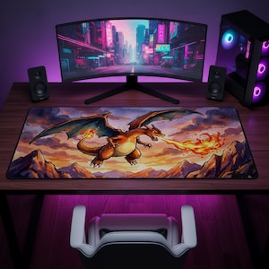 Puede incluir: Una alfombrilla de escritorio rectangular con una vibrante ilustración de un gran dragón naranja con las alas extendidas, escupiendo una llamarada de fuego. La escena incluye un paisaje montañoso bajo un cielo nublado sobre un escritorio.