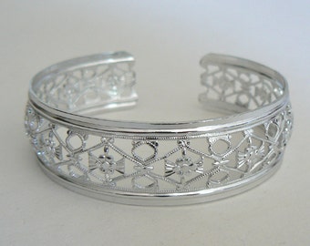Multi Design Exquisite Filigree Vintage Bracelet From West Germany Light Weight Never Worn One Size Fits All