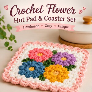 Könnte beinhalten: Ein quadratischer Häkel-Topflappen mit weißem Rand und hellrosa gewelltem Abschluss. In der Mitte befinden sich vier strukturierte Blumen in Pink, Lila, Blau und Gelb mit grünen Blättern. Text: Crochet Flower Hot Pad & Coaster Set.