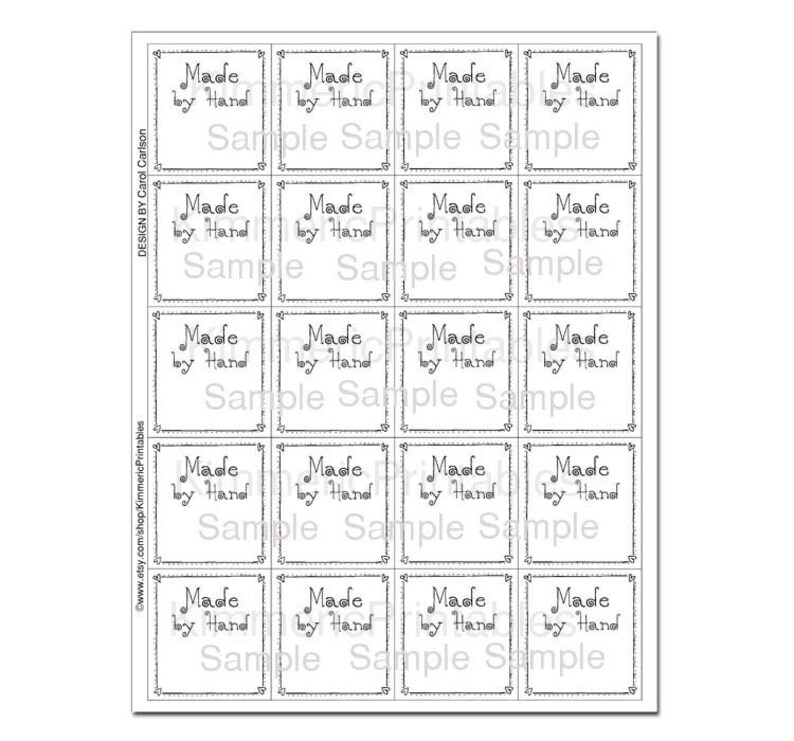 Puede incluir: Hoja imprimible de 20 etiquetas en blanco y negro con el texto "Made by Hand" en una fuente decorativa. Las etiquetas est&aacute;n dise&ntilde;adas para usar en art&iacute;culos hechos a mano.