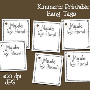 Puede incluir: Cinco etiquetas para colgar imprimibles en blanco y negro con un borde punteado y un agujero circular en la esquina superior izquierda. Cada etiqueta dice "Made by Hand" en una fuente manuscrita.