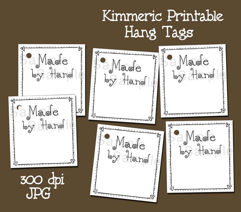 Puede incluir: Cinco etiquetas para colgar imprimibles en blanco y negro con un borde punteado y un agujero circular en la esquina superior izquierda. Cada etiqueta dice "Made by Hand" en una fuente manuscrita.