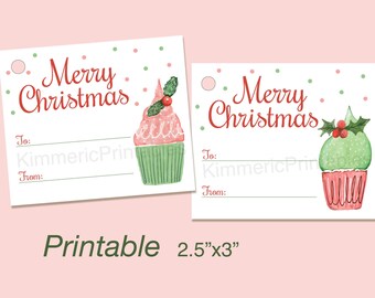 Pode incluir: Dois rótulos de presente de Natal imprimíveis com uma ilustração de aquarela de um cupcake com cobertura vermelha e verde e azevinho. Os rótulos são brancos com bolinhas vermelhas e verdes e o texto "Feliz Natal" em vermelho. Os rótulos têm um espaço para "Para:" e "De:" e medem 2,5 polegadas por 3 polegadas.