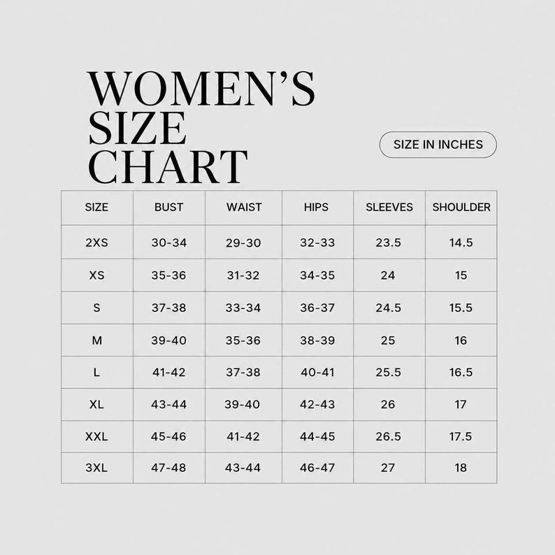 Puede incluir: Una tabla de tallas con texto negro sobre un fondo gris claro titulada WOMEN'S SIZE CHART. Incluye una tabla con columnas para talla, busto, cintura, caderas, mangas y hombros en pulgadas, que van desde 2XS hasta 3XL para ropa.