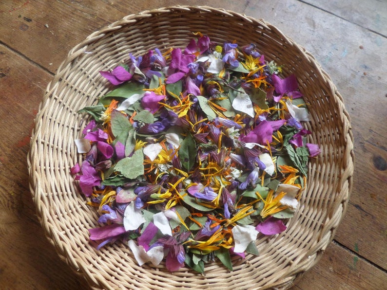 Natural Confetti with Fragrant Leaves & Flowers image 1