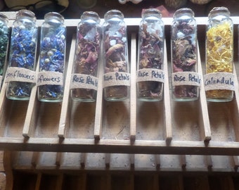 Choix de 4 fleurs séchées dans des tubes en verre avec des cristaux ajoutés, le tout sans produits chimiques ajoutés