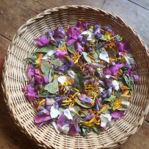 Natural Confetti with Fragrant Leaves & Flowers image 4