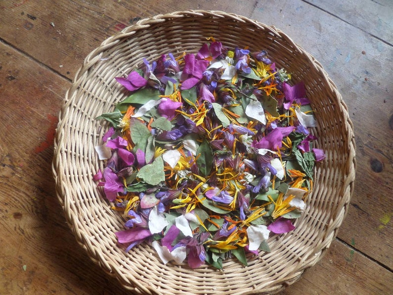 Natural Confetti with Fragrant Leaves & Flowers image 4