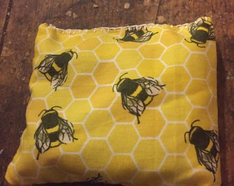 Bolsita de lavanda amarilla con diseño de abeja