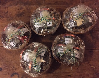 Korb mit 3 Gläsern mit getrockneten biologisch angebauten Kräutern