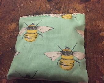 Bolsita de lavanda azul con diseño de abeja