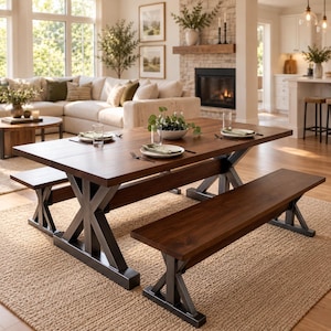 Puede incluir: Una mesa de comedor rectangular con tablero de madera marrón oscuro y patas de metal negro en forma de X, acompañada de dos bancos de madera a juego. La mesa está puesta con platos blancos, vasos transparentes y tenedores negros.