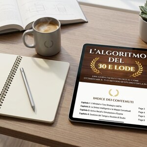 K&ouml;nnte beinhalten: Ein Tablet zeigt ein digitales Buchcover mit dem Titel L'ALGORITMO DEL 30 E LODE und einer goldenen Lorbeerkranz-Grafik. Der Bildschirm zeigt ein Inhaltsverzeichnis mit vier Kapiteln. Das Tablet liegt auf einem Schreibtisch aus Holz.