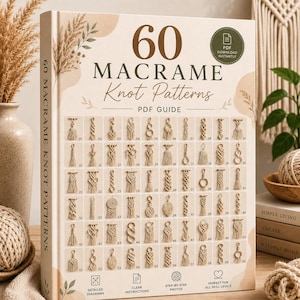Könnte beinhalten: Ein beigefarbener Ratgeber mit dem Titel 60 Macrame Knot Patterns PDF Guide. Das Cover zeigt ein Raster aus 60 nummerierten Makramee-Knotenmustern aus cremefarbener Kordel sowie Text mit Hinweisen auf detaillierte Diagramme, klare Anleitungen und Fotos.