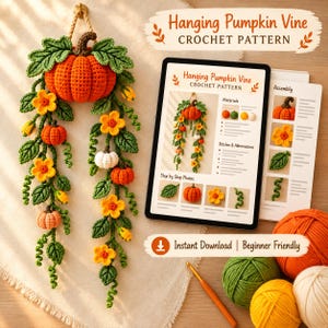 Peut inclure: Un modèle de crochet pour une vigne de citrouille suspendue, comprenant une décoration de citrouille orange finie avec des feuilles vertes et des fleurs jaunes, une tablette numérique affichant les instructions et des pelotes de laine.