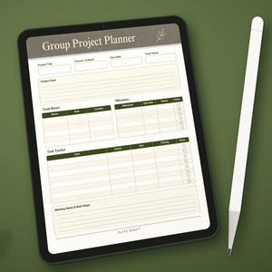 K&ouml;nnte beinhalten: Ein digitales Tablet mit einer Gruppenprojektplaner-Vorlage, die Abschnitte f&uuml;r Projektziele, Teamlisten, Meilensteine und Aufgabenverfolgung enth&auml;lt, begleitet von einem wei&szlig;en Eingabestift. Die Benutzeroberfl&auml;che hat eine dunkle Kopfzeile.