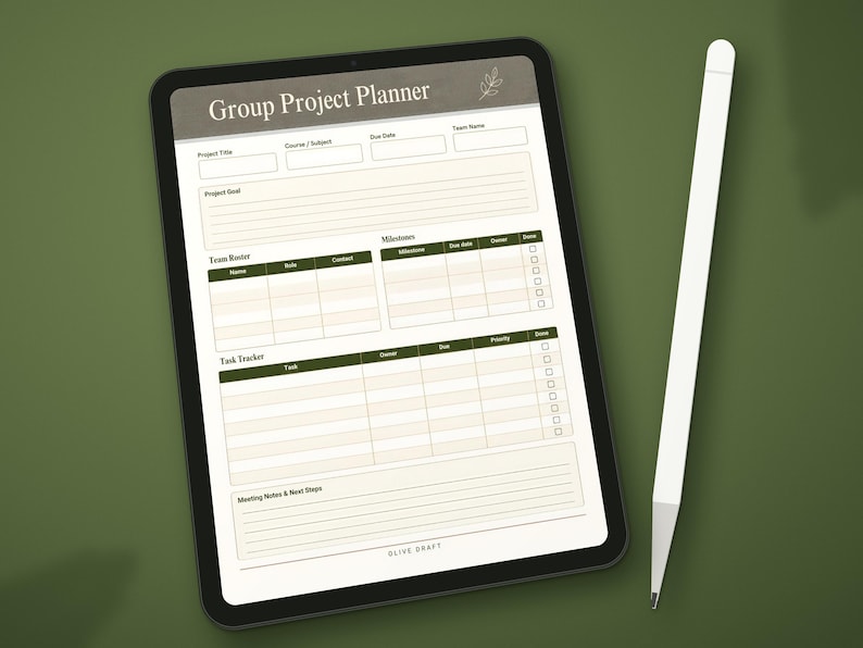 K&ouml;nnte beinhalten: Ein digitales Tablet mit einer Gruppenprojektplaner-Vorlage, die Abschnitte f&uuml;r Projektziele, Teamlisten, Meilensteine und Aufgabenverfolgung enth&auml;lt, begleitet von einem wei&szlig;en Eingabestift. Die Benutzeroberfl&auml;che hat eine dunkle Kopfzeile.