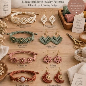 Könnte beinhalten: Eine Makramee-Schmuckkollektion mit 4 Armbändern und 4 Ohrring-Designs. Die Muster umfassen Diamant-, Wellen-, Gänseblümchen- und Mondmotive in Elfenbein, Salbeigrün, Altrosa und Terrakotta. Enthält Textbeschriftungen, eine Schere und ein Maßband.