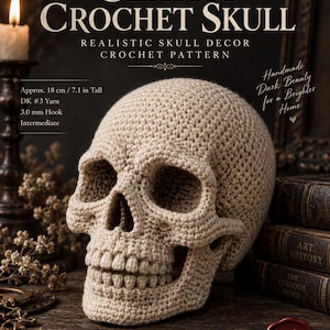 Puede incluir: Una calavera de ganchillo beige con el texto Classic Crochet Skull, Realistic Skull Decor Crochet Pattern, BabyPurl Co, Approx. 18 cm / 7.1 in Tall, DK #3 Yarn, 3.0 mm Hook, Intermediate, Handmade Dark Beauty for a Brighter Home, Create Beauty by Hand.