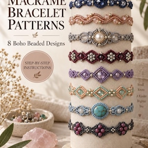 Könnte beinhalten: Ein vertikaler Präsentationsständer mit acht Makramee-Armbändern mit verschiedenen Perlen und Steinen in Blau, Pink, Grau, Lila und Türkis. Der Text lautet MACRAMÉ BRACELET PATTERNS, 8 Boho Beaded Designs, STEP-BY-STEP INSTRUCTIONS und macramepatternco.