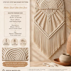 Peut inclure: Un patron de macramé intitulé Desert Sun Wall Hanging. Le motif en corde de coton blanc cassé présente un soleil en demi-cercle avec des rayons, des détails en losange et une frange en V, mesurant 45 cm de large sur 75 cm de long.