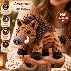 Może przedstawiać: Wzór PDF na szydełkowanego dzika amigurumi, zawierający instrukcje krok po kroku, szczegółowe zdjęcia i wskazówki dla początkujących. Gotowy produkt ma 22-25 cm. Projekt nie wykorzystuje oczu bezpiecznych.
