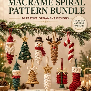 Puede incluir: Un paquete de 10 patrones de espiral de macramé navideño con 10 diseños de adornos festivos. Los adornos incluyen un Santa, árbol, muñeco de nieve, reno, bastón de caramelo, elfo, campana, estrella, regalo y calcetín, hechos con cordón de algodón.