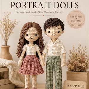 Könnte beinhalten: Zwei gehäkelte Puppen mit braunem Haar, eine mit weißem Oberteil und rosa Rock, die andere mit weißem Hemd und grüner Hose. Text: MACRAME PATTERN CO, CUSTOM COUPLE PORTRAIT DOLLS, Personalized Look-Alike Macrame Pattern, STEP-BY-STEP US TERMS, EMMA HEART JACK Est. 2024, Personalize Hair, Clothing, Colors, Details.