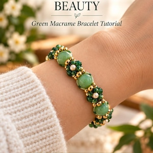 Pode incluir: Uma pulseira de macramé com contas grandes verde-claras, contas menores verde-escuras, pequenas contas metálicas douradas e pequenas pérolas brancas. O texto diz NATURE-INSPIRED BEAUTY, Green Macrame Bracelet Tutorial e DIGITAL TUTORIAL • NO PHYSICAL ITEM.
