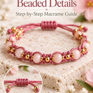Könnte beinhalten: Ein Makramee-Armband mit rosafarbenem Band, runden hellrosa Perlen und kleinen metallisch goldenen Perlen. Der Text lautet Beautiful Beaded Details Step-by-Step Macrame Guide und DIGITAL PATTERN NO PHYSICAL ITEM. Ein Inset zeigt den Verschluss.