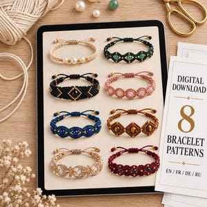Pode incluir: Uma tela de tablet exibindo oito padrões de pulseiras de macramê em várias cores e estilos de contas, ao lado de um cartão com o texto DIGITAL DOWNLOAD 8 BRACELET PATTERNS. As pulseiras apresentam nós complexos e contas.