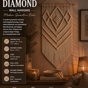 Puede incluir: Un tapiz de macramé con un gran diamante central, dos diamantes laterales simétricos y líneas en chevrón sobre un soporte de madera. El texto dice: Bohemian Diamond Wall Hanging, Modern Geometric-Boho, Tamaño final aprox. 45 x 75 cm.