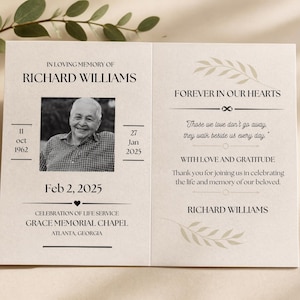 Puede incluir: Una tarjeta de programa conmemorativo plegada en papel crema con un retrato en blanco y negro de Richard Williams. El texto incluye fechas, una cita y detalles del servicio en la Grace Memorial Chapel, con ilustraciones de hojas.
