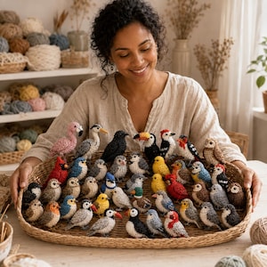 Può includere: Una collezione di piccoli uccelli realizzati a mano all'uncinetto in vari colori e specie, tra cui un fenicottero rosa, un tucano e un gufo, disposti insieme in un grande vassoio di vimini intrecciato di forma ovale con finitura marrone chiaro.